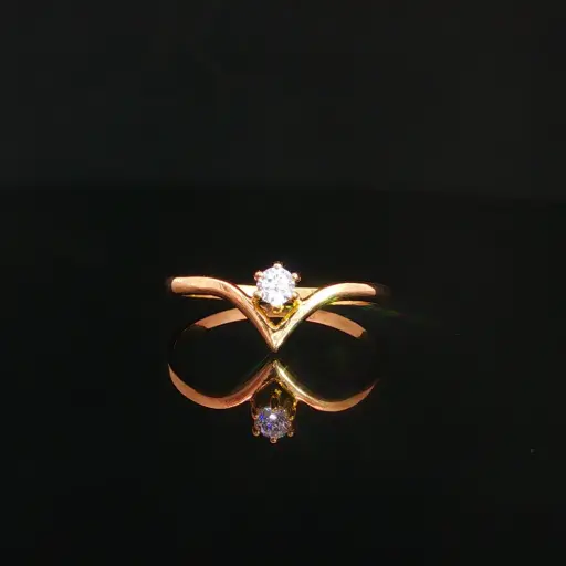 [CM598] ANILLO SOLITARIO EN V ORO AMARILLO