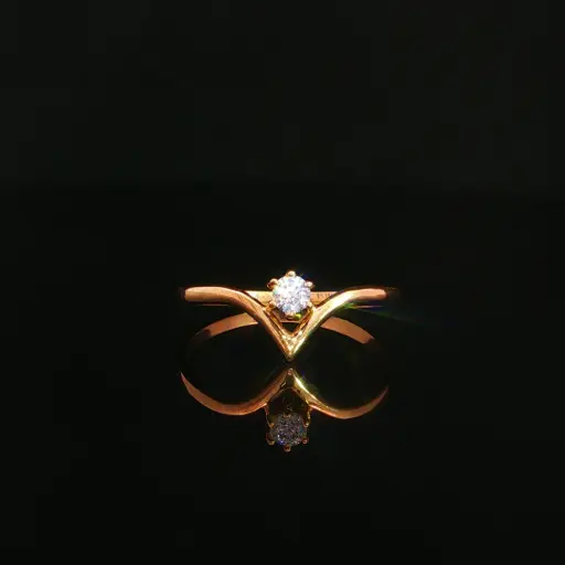 [CM599] ANILLO SOLITARIO EN V ORO AMARILLO